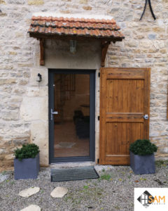 Porte d'entrée vitrée aluminium avec serrure automatique