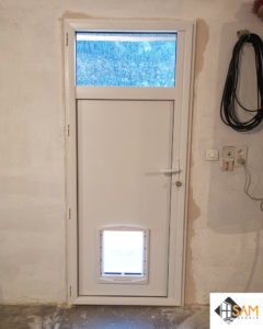 Porte aluminium avec trappe à chien - vue intérieure