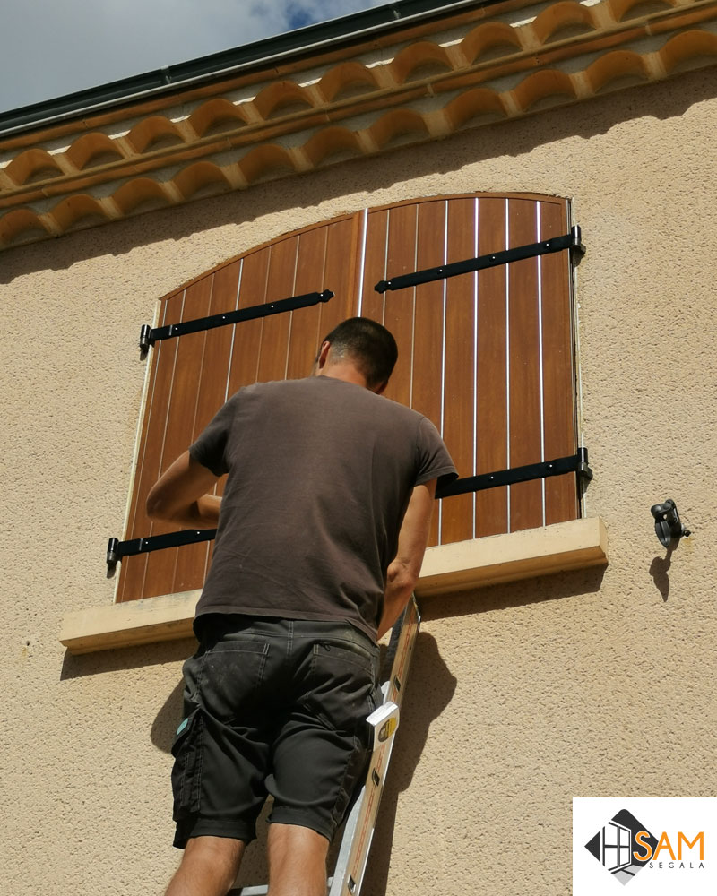 Entreprise pour l'installation de volets battant aluminium cintré sur gonds  existant vers Doudeville - Vallée de Seine Rénovation